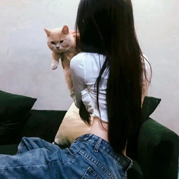 他在窥着你